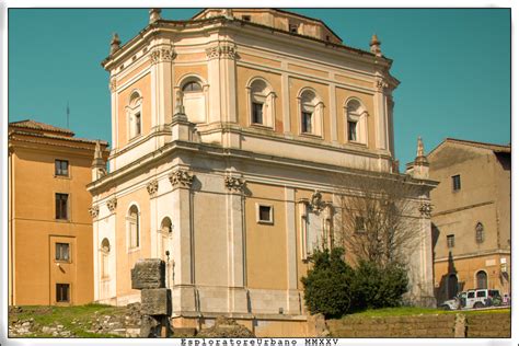 Immagine di una chiesa aperta e accogliente in un contesto urbano