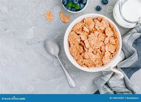 Immagine di prodotti freschi del maso: latte, cereali e patate