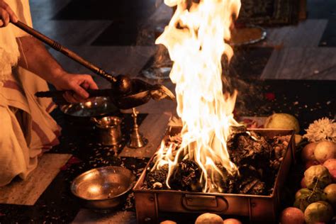 Sacerdote indiano che celebra un rito Homa con un fuoco sacro