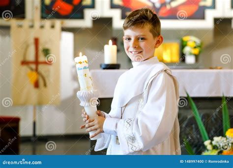 Foto di un bambino/a in abito da Prima Comunione che riceve l'Eucaristia