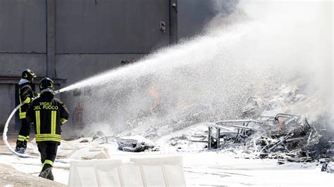 Foto di un'auto carbonizzata con le fiamme spente