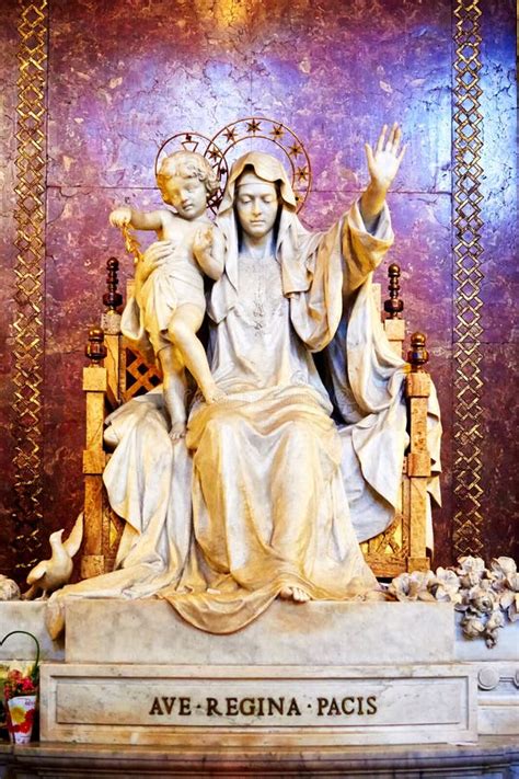 Statua della Vergine Maria con la scritta