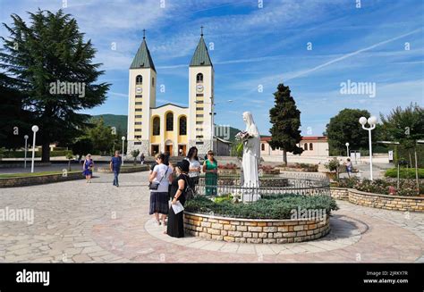 Chiesa di San Giacomo a Medjugorje e la statua della Vergine