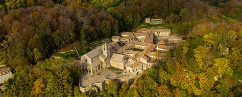 Veduta panoramica del Santuario della Verna ad Arezzo, immerso nella foresta del Monte Penna