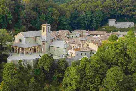 Vista invernale del Santuario della Verna e del paesaggio circostante coperto di neve