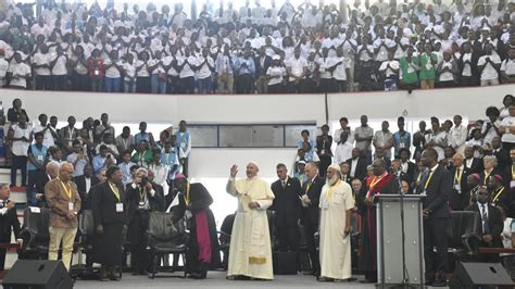Papa Francesco durante l'incontro interreligioso con i Giovani nel Pavillon Maxaquene, Mozambico