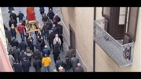 Foto di Don Marco con i fedeli in processione