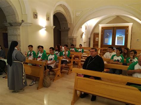 Giovani riuniti in un incontro diocesano durante la Quaresima, con un sacerdote che guida la discussione