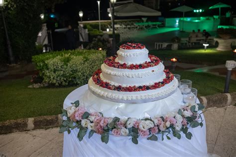 Torta nuziale personalizzata con dettagli artistici