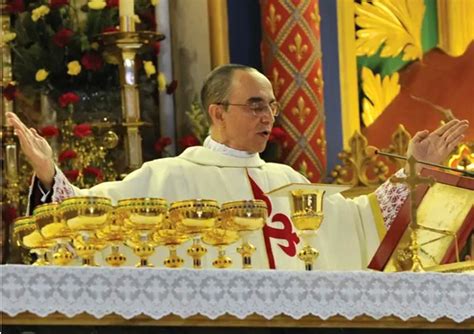 Sacerdote con le braccia allargate durante la liturgia