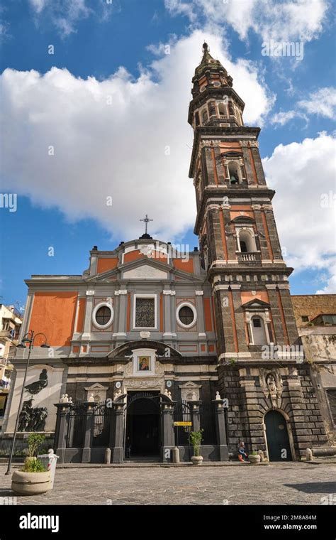 Cattedrale di Nostra Signora del Monte Carmelo a Jolo City dopo l'attentato, con macerie e soccorritori