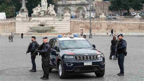Immagine generica di un'operazione di sicurezza o di pattugliamento a Parigi in contesto di allerta antiterrorismo