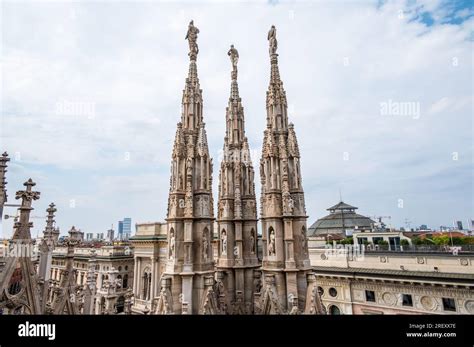 Esterno del Duomo di Milano con presenza di forze dell'ordine o artificieri durante un allarme