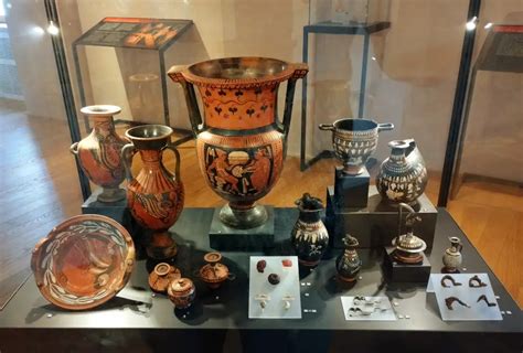 Collezione di ceramiche magnogreche esposte nel Museo Archeologico di Santa Scolastica