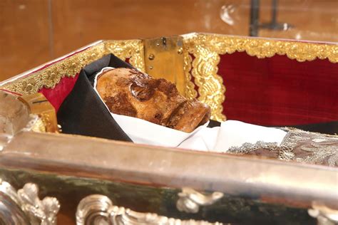 Urna d'argento con il corpo incorrotto di Santa Margherita di Cortona, decorata con dettagli barocchi