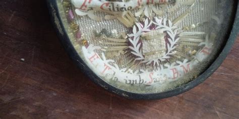 Teca ovale d'ottone contenente una reliquia di Santa Margherita, con cartiglio e sigillo vescovile