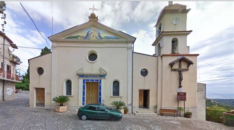 Veduta storica o attuale della chiesa madre di Benestare e della sede della Confraternita