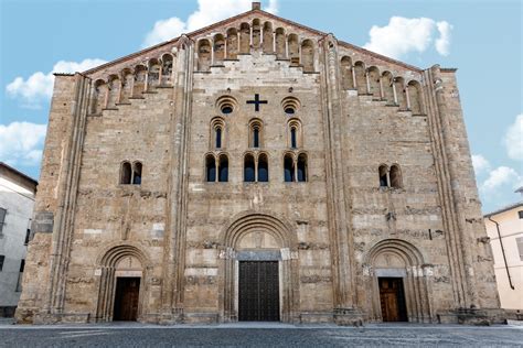 Ricostruzione storica della chiesa di San Michele in Castro a Favria, mostrando le varie fasi di ampliamento dal XII secolo al XVIII secolo.