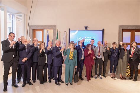 Foto della nuova sede della Missione Evangelica a Favria durante l'inaugurazione, con la presenza del pastore Salvatore Lombardi e del sindaco Vittorio Bellone.
