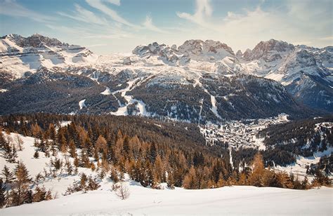 Panorama invernale di Madonna di Campiglio con le Dolomiti di Brenta sullo sfondo