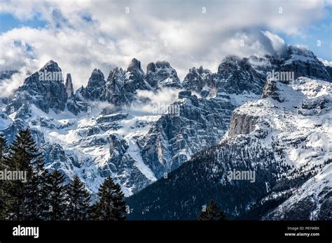 Escursionisti in montagna con vista panoramica sulle Dolomiti di Brenta
