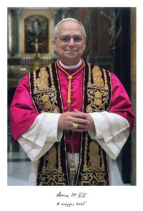 Rappresentazione storica di un vescovo e canonici con mozzette rosacee, esempio del privilegio papale