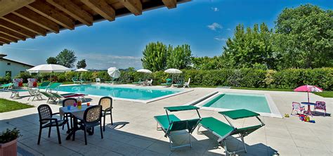 agriturismo con giardino e piscina