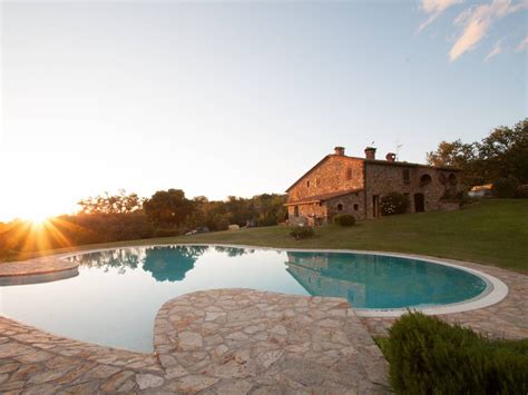 vista panoramica di un agriturismo con piscina