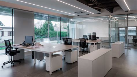 Interno di un moderno ufficio Plenitude con personale sorridente e disponibile