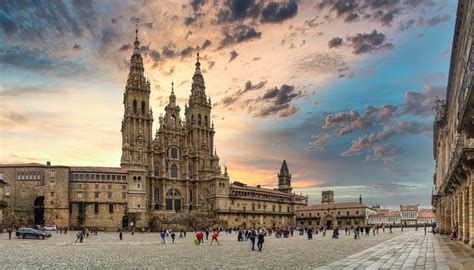 Piazza do Obradoiro con la facciata della Cattedrale di Santiago e pellegrini che festeggiano l'arrivo