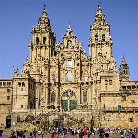 Cattedrale di Santiago di Compostela illuminata di notte, con atmosfera suggestiva