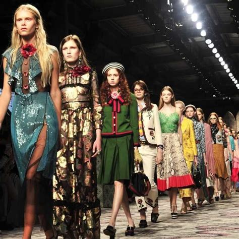 Un'immagine che rappresenti l'eccellenza della moda italiana, forse una sfilata o un atelier di alta sartoria.