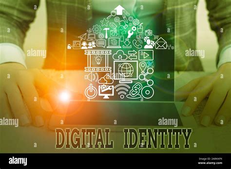 Foto che evoca il concetto di identità e unicità nel design, magari con un designer al lavoro o un capo distintivo.