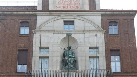 Foto della facciata storica della scuola Sacro Cuore