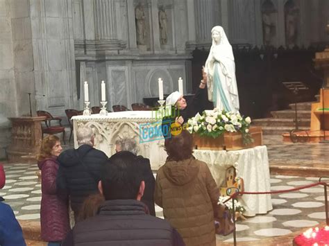 Foto storica della Peregrinatio Mariae a Piacenza con la statua della Madonna di Lourdes