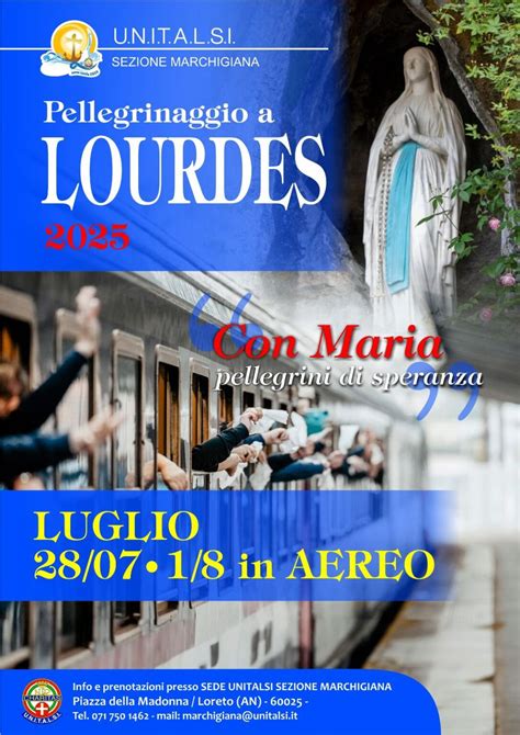 Gruppo di pellegrini e volontari Unitalsi a Lourdes in preghiera