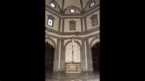 Veduta interna della Sacrestia di Santo Spirito con il Crocifisso di Michelangelo