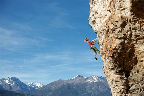 Foto di una parete di roccia verticale usata per l'arrampicata, con free-climbers