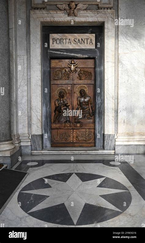 Foto di una Porta Santa durante l'apertura o un momento giubilare