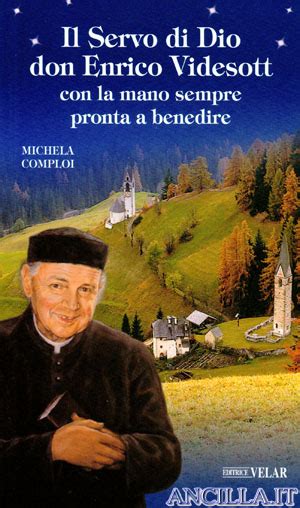 Ritratto fotografico di Don Enrico Videsott sorridente, con uno sfondo che suggerisce un ambiente pastorale o una chiesa.