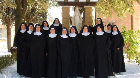 Varietà di abiti e accessori di suore, mostrando veli, rosari e crocifissi