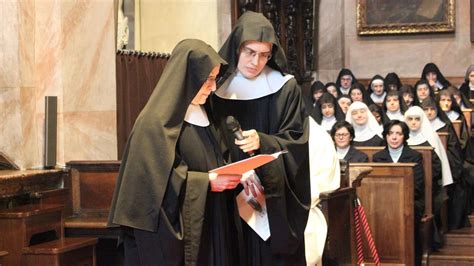 Monache di clausura in momenti di preghiera comunitaria e lavoro nell'orto