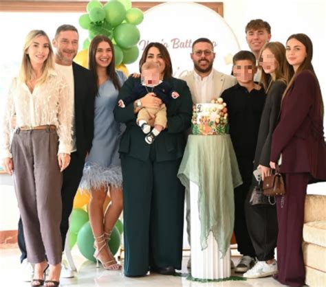 Francesco Totti con la famiglia allargata al battesimo del pronipote Diego