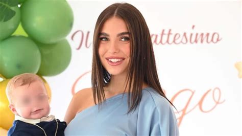Chanel Totti con il suo look elegante in abito azzurro e sandali alla schiava al battesimo