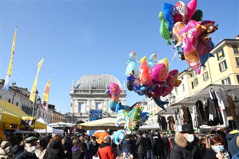 Scena della Fiera di San Faustino a Brescia con bancarelle e persone