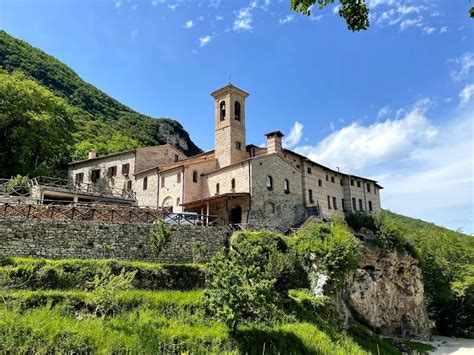 Veduta panoramica dell'Eremo di Santa Maria di Valdisasso nel bosco