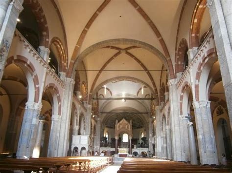 Interno della chiesa dell'Eremo di Valdisasso con volte a crociera e altare