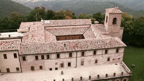 Eremo di San Silvestro in Montefano, vista esterna immersa nel paesaggio