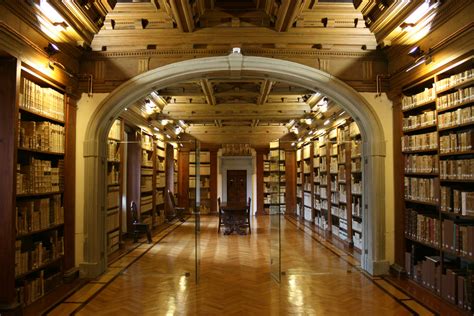 Interno della biblioteca storica dell'Eremo di San Silvestro con scaffali di libri antichi