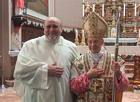 Cardinale Angelo Bagnasco mentre pronuncia un discorso in pubblico